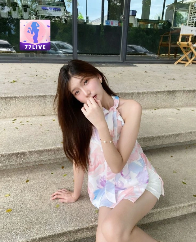 Nadia Perry​77LIVE