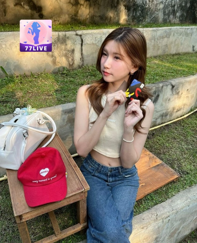 Nadia Perry​77LIVE