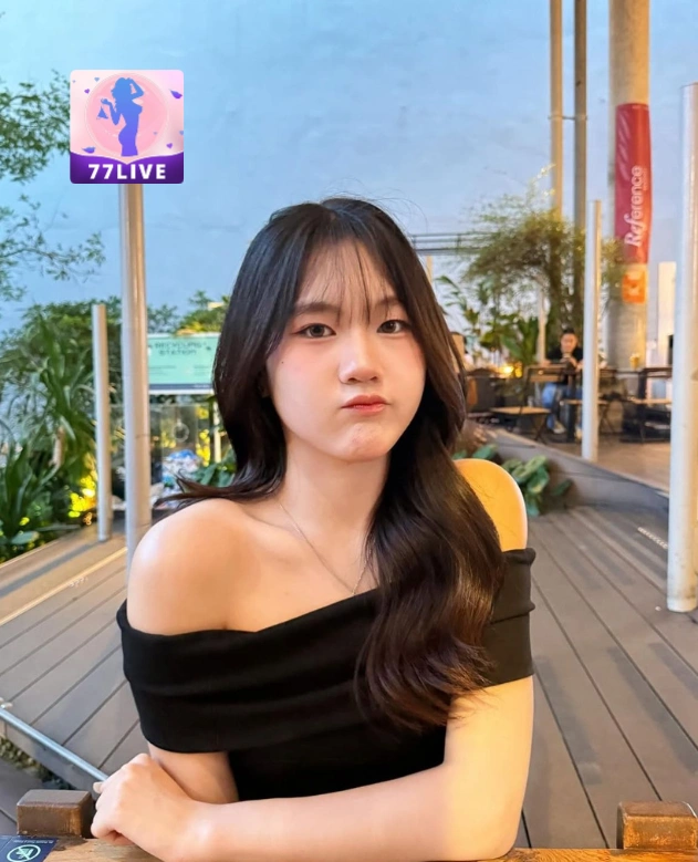 Siena Thompson 77LIVE