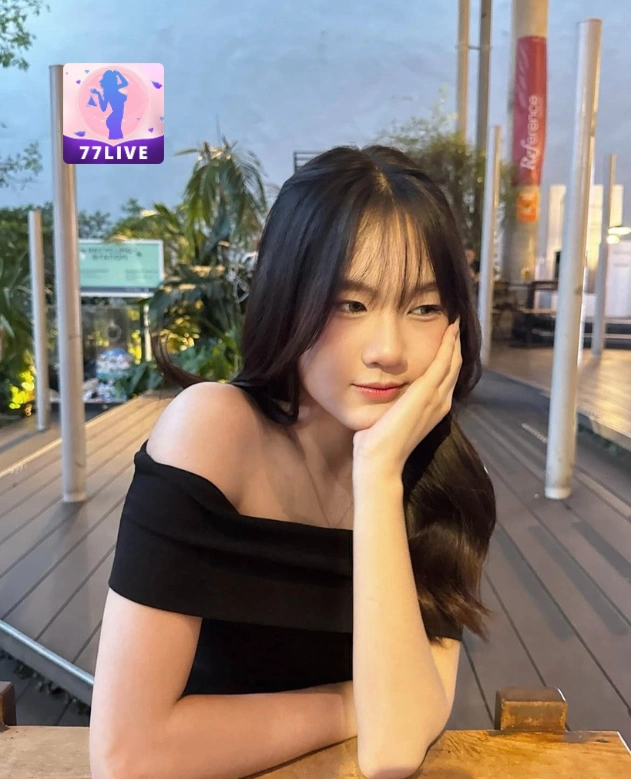 Siena Thompson 77LIVE