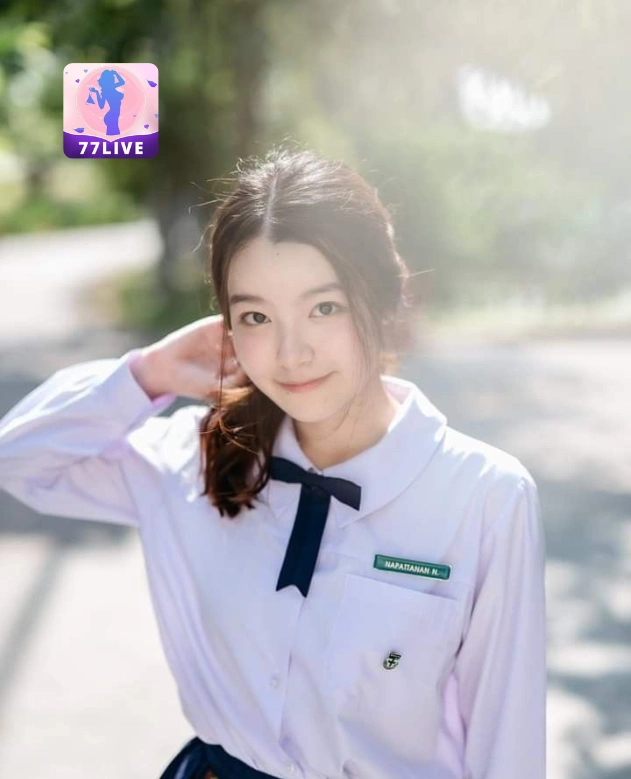 Adeline Moore 77LIVE