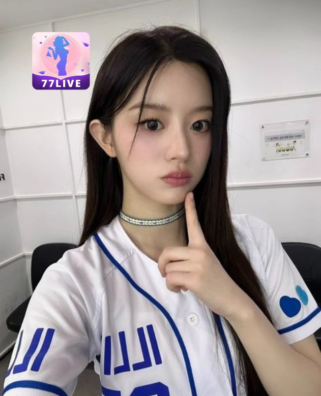 Daphne Foster 77LIVE